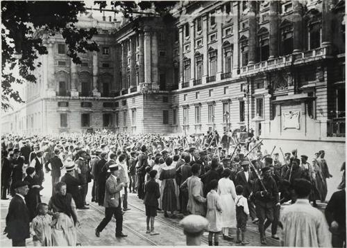 (Multitud frente al palacio real)