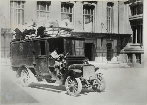 Una seria amenaza palpa el gobierno. La huelga de Correos el 19 de Agosto  1922. Los grandes furgones permanecen inmóviles en la estación de Atocha y los coches de reparto en el patio de la central de Correos.