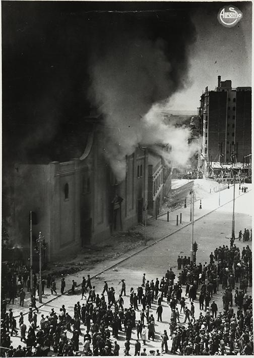 Incendio de edificios religiosos jesuitas (calle de la flor). Los guardias acuden a salvar a los religiosos