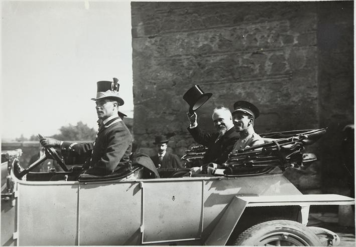 El Presidente de la República Francesa, Poincare, en visita oficial por España, es acompañado a Toledo por el rey Alfonso XIII. Estamos en vísperas de la guerra europea