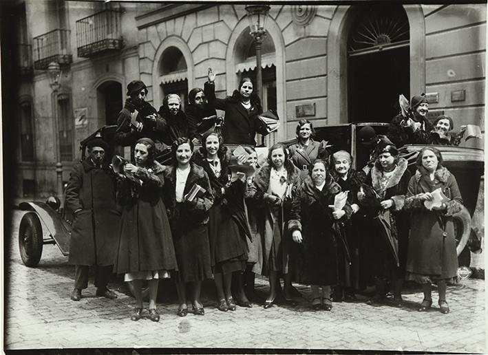 Sufraguistas pidiendo el voto para la mujer en la calle de Alcalá