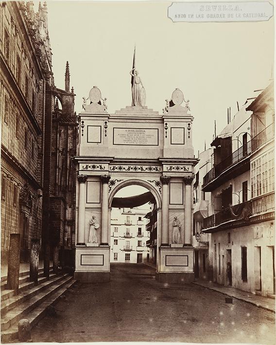 Sevilla. Arco en las gradas de la Catedral