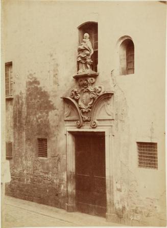 Puerta de la iglesia hospital de Santa Cruz