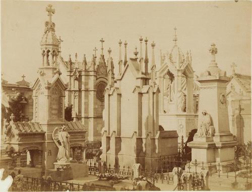 (Vista de mausoleos en un cementerio)