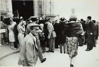 (Gente en la puerta de una iglesia)