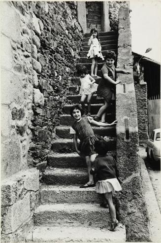 Los niños de Llivia juegan entre las piedras bruñidas por los siglos