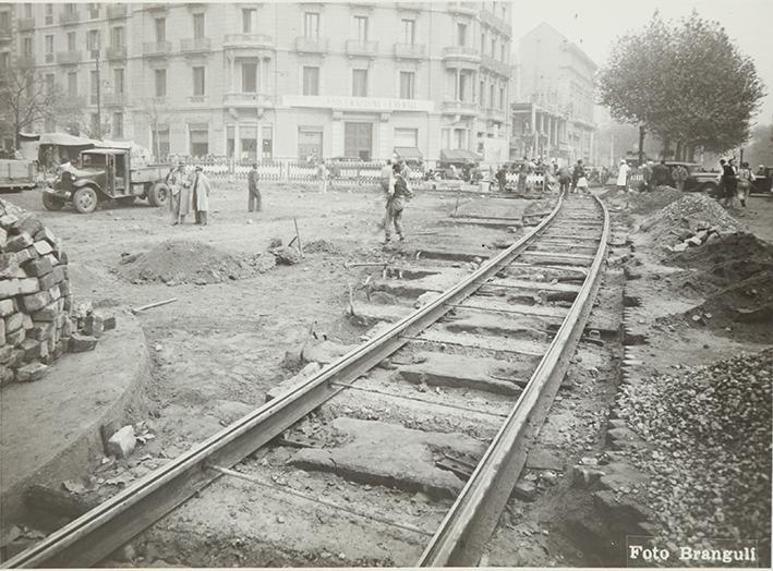 (Vías de tren por una ciudad)