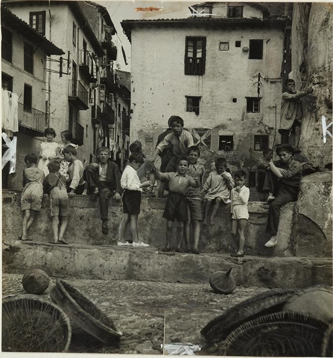 (Niños en una plaza)