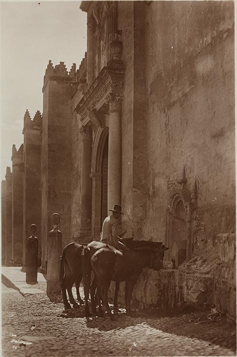 Córdoba. Puerta de Santa Catalina y fuente