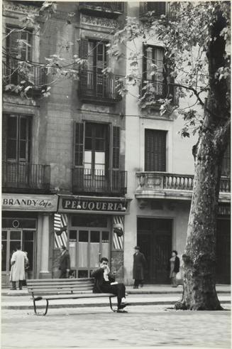 /Vista de una plaza urbana)