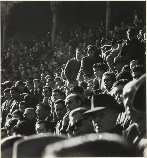 (Público en la plaza de toros)