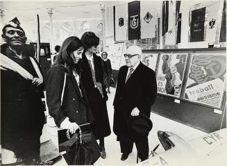 Exposición Guerra Civil en el Palacio de Cristal años 78-79. El Ministro de Ed. Ibáñez con la periodista M. Milá.